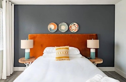 Goebel Apartment | Gorgeous CozySuites in Camelback w/pool, parking! 10