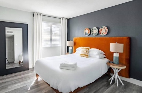 Goebel Apartment | Gorgeous CozySuites in Camelback w/pool, parking! 10