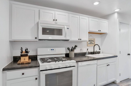 Williams House | Gorgeous Home-Amazing Yard-Fire Pit-Walk to Town