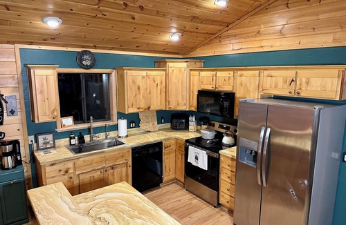 Greer Cabin | Greer Mountain Cabin: Scenic Deck, Rustic Charm & Stress-Free Parking