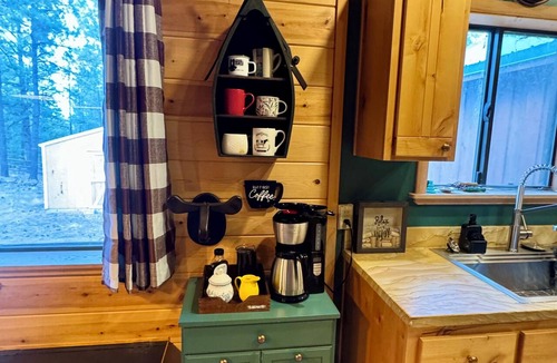 Greer Cabin | Greer Mountain Cabin: Scenic Deck, Rustic Charm & Stress-Free Parking
