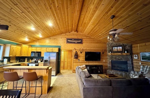 Greer Cabin | Greer Mountain Cabin: Scenic Deck, Rustic Charm & Stress-Free Parking