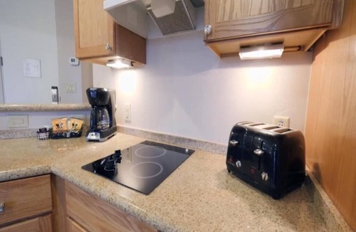Oak Creek Hotel | Group Vacation Destination! 4 Spacious Units, Pool, Kitchen, Parking