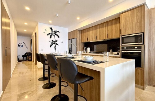 Las Glorias Apartment | Harbor 171 – Oceanview Condo + Rooftop Pool (28th Floor)