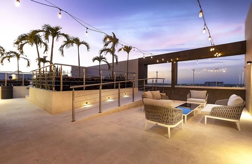 Xcumpich House | Haven of Relaxation! Free Breakfast and Parking, Outdoor Pool, Pets Allowed!