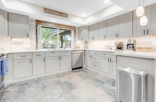 Glendale House | Heated Pool + Hot Tub + Arcade Games! + Sleeps 12