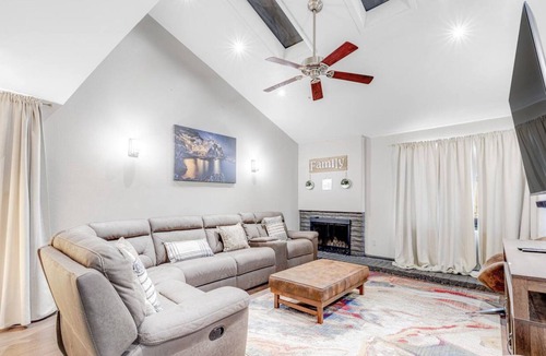 Glendale House | Heated Pool + Hot Tub + Arcade Games! + Sleeps 12