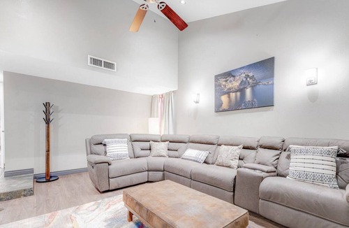 Glendale House | Heated Pool + Hot Tub + Arcade Games! + Sleeps 12