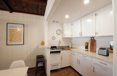 Bel Air House | Hidden Sanctuary: Retro Casita + Walk to Melrose