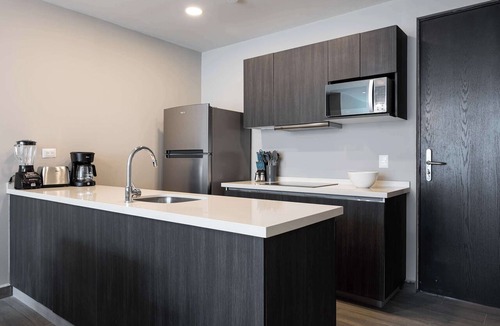 Monterrey Apartment | High-Floor Balcony, La Huasteca Views, Pool & Gym