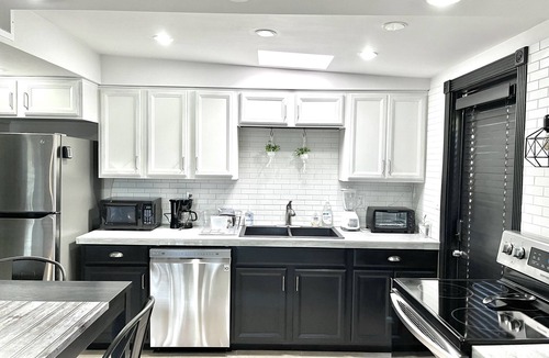 North Mountain House | HIKING! NEAR GCU! 1 bedroom + Den bedroom + Full Kitchen Sleeps 4
