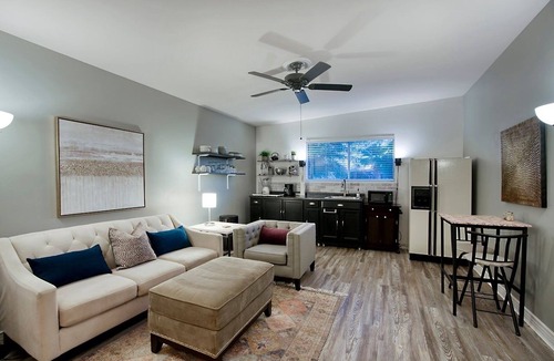 North Mountain House | HIKING! NEAR GCU! 2 Bedroom 1 bath Kitchenette sleeps 4