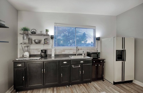 North Mountain House | HIKING! NEAR GCU! 2 Bedroom 1 bath Kitchenette sleeps 4