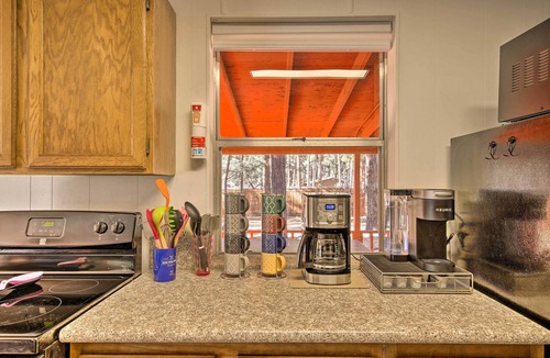Pinetop Cottage | Hot Tub Hideaway in Pinetop: Bring Your Pet!