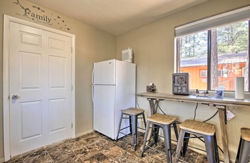 Pinetop Cottage | Hot Tub Hideaway in Pinetop: Bring Your Pet!
