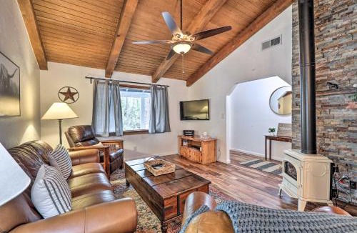 Munds Park House | Hot Tub & Patio: Pet-Friendly Cabin in Munds Park!