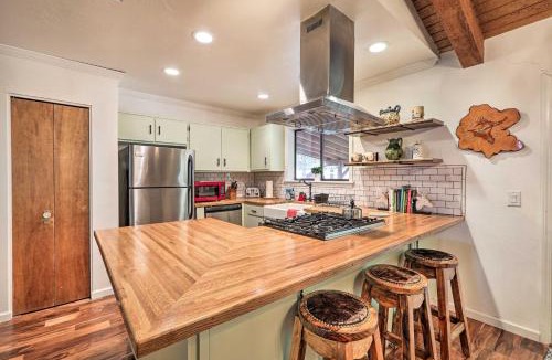 Munds Park House | Hot Tub & Patio: Pet-Friendly Cabin in Munds Park!