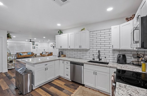 Tempe House | Hot Tub & Pool Getaway Near the Lakes – Prime Spot