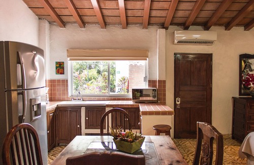 Emiliano Zapata Hotel | Hotel Posada de Roger - Near Los Muertos Beach