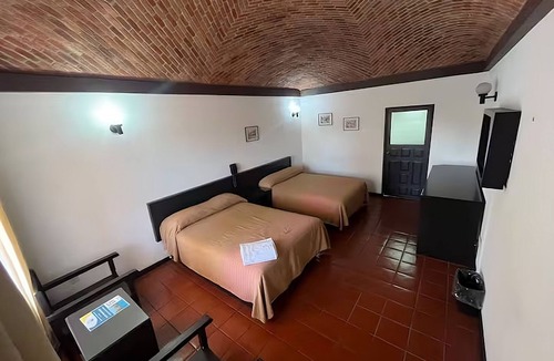 Morelia Hotel | Hotel Villa Capri, 2 double beds 4 Guests