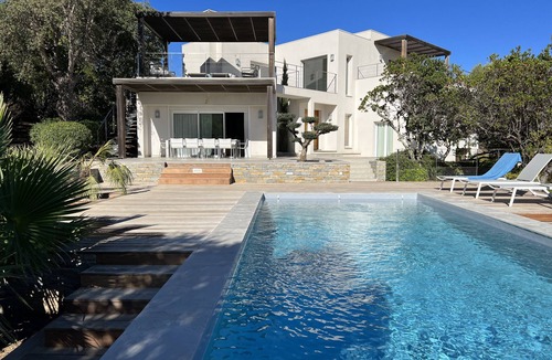 Pinarellu Villa | House with garden