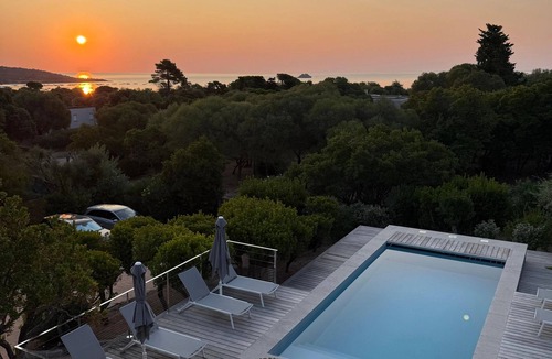 Pinarellu Villa | House with garden