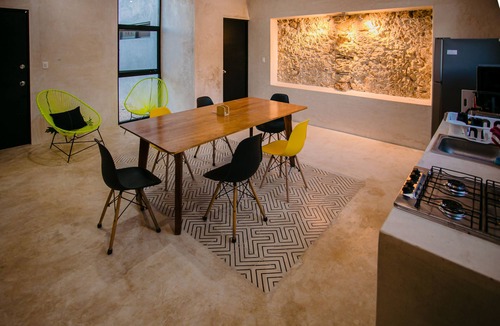 Merida House | industrial local style 10 min to downtown swimming pool and garage.