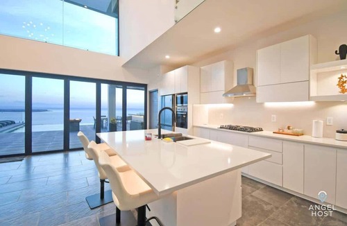 La Paz House | Infinity Pool, Bay Views, BBQ, Walk to Beach