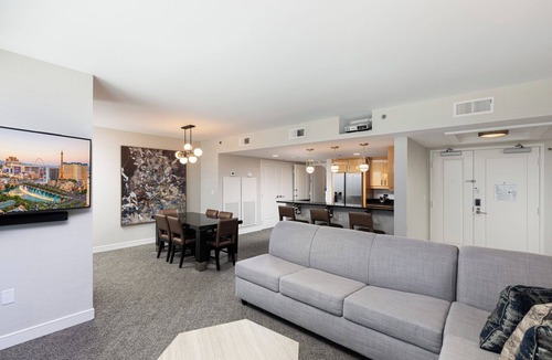 Las Vegas Resort | Jacuzzi Spa Suite - Center Strip - Projection Screen TV - Full Kitchen