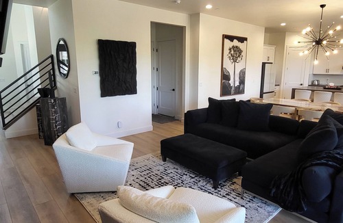 Northern Arizona University House | Juniper Point Brand New Contemporary Home in the Pines. Close to Downtown.