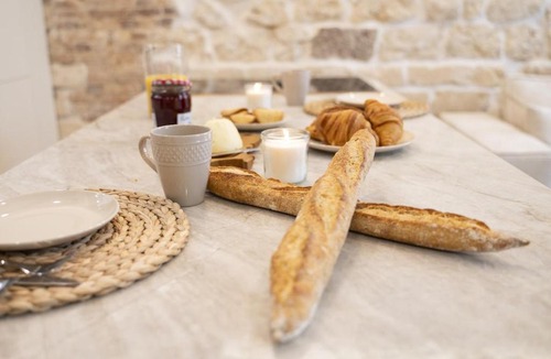 Quartier Saint-Ambroise Apartment | KAZA BELLA - Haut Marais Modern flat with small pool