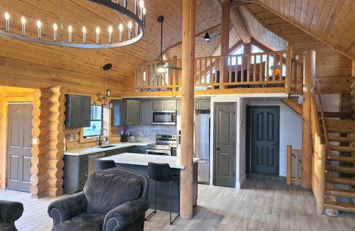 Payson Cabin | Kids’ Dream Cabin - Zip Line + Creek + Hot Tub + Room to Play
