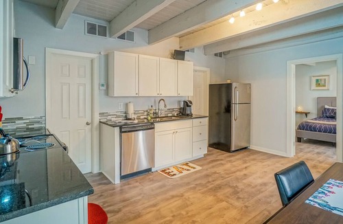 West Old Town Apartment | King bed, Queen bed, 2 TV's, Walk to Old Town