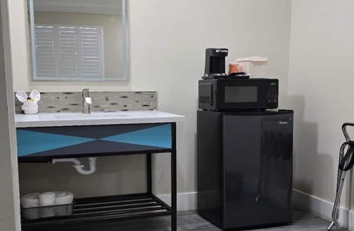 Victorville Apartment | King Bed|Smk|Victorville CA