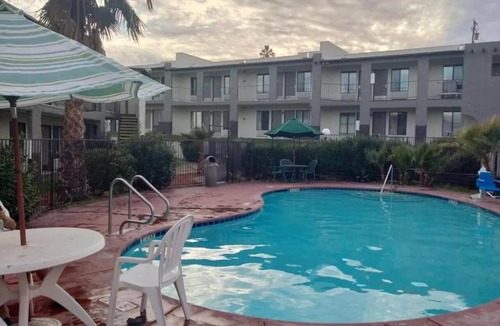 Barstow Apartment | King Bed|Walkin|Nsmk