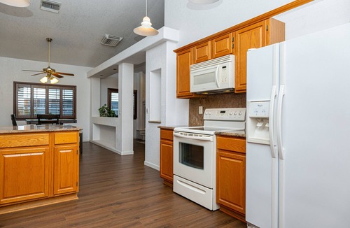 Sunridge Estates House | "Lake Lounge" pool home 5 mins from Lake Mohave