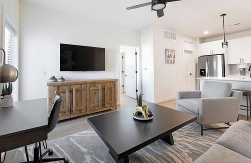 Casa Grande Apartment | Landing | Beautiful 2BD, Pool, Gym