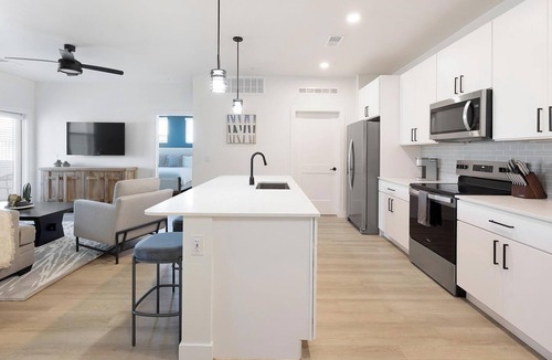 Casa Grande Apartment | Landing | Beautiful 2BD, Pool, Gym
