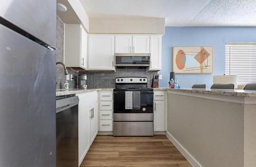Maryvale Apartment | Landing Chic 1BD in Maryvale Village
