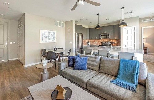 Warehouse District Apartment | Landing | Modern 2BD, Yoga Studio, Pool