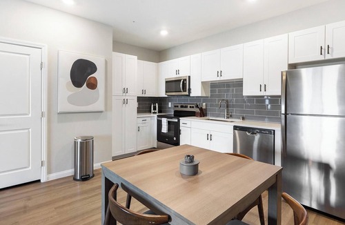 Townsite Apartment | Landing | Stunning 2BD, Rooftop Lounge, Pool