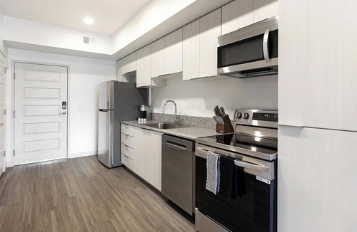 North Mountain Apartment | Landing | Stylish 1BD, Gym, Pool