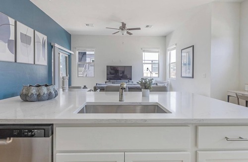 Casas Adobes Apartment | Landing | Stylish 1BD, Pool
