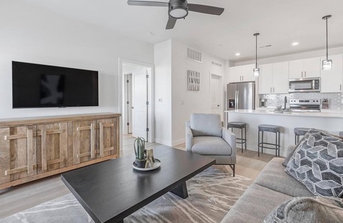 Casa Grande Apartment | Landing | Stylish 2BD, Pool, Clubhouse