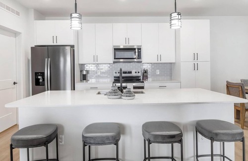 Casa Grande Apartment | Landing | Stylish 2BD, Pool, Clubhouse