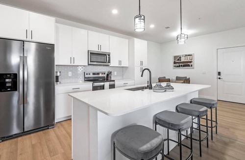 Casa Grande Apartment | Landing | Stylish 2BD, Pool, Clubhouse
