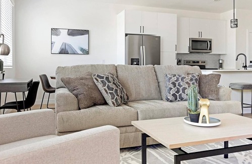 Casa Grande Apartment | Landing | Stylish 2BD, Clubhouse, Pool
