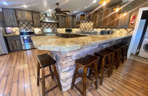 Kanab House | Large Group Stay Near Zion—Bryce—Grand Canyon—Sleeps 17–30 Hot Tub Sauna Yard