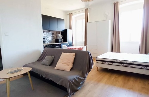 Corte Apartment | Large new studio 30 m2 full center 13 cours paoli wifi washing machine bright