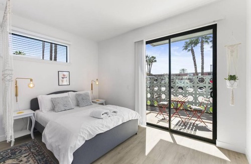 South Scottsdale Apartment | Large Studio Rooftop & Poolside - Walk to Old Town